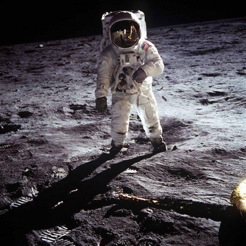 Ο Μπαζ Όλντριν ποζάρει στην Σελήνη ώστε ο Νηλ Άρμστρονγκ να φωτογραφήσει τους δύο τους