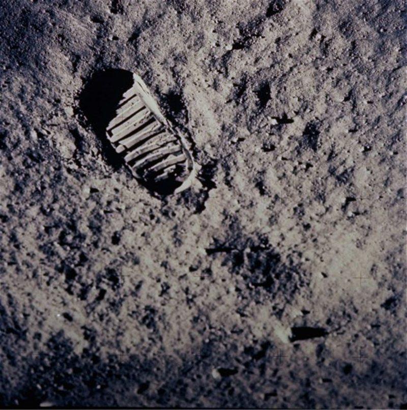 Το αποτύπωμα από το βήμα των αστροναυτών στη Σελήνη.