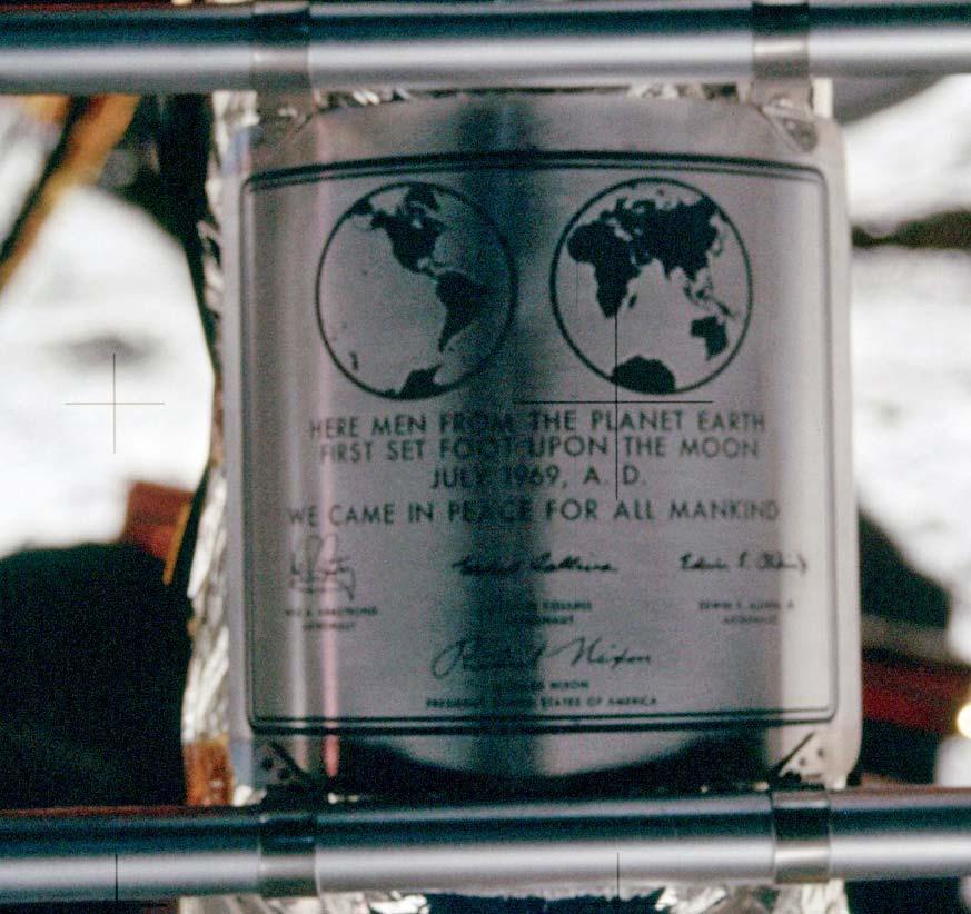 Η πλακέτα που άφησαν στη Σελήνη Στην επιφάνεια της Σελήνης, εκτός από την αμερικανική σημαία και τα πειράματα, έμεινε και μια αναμνηστική πλάκα (στο τμήμα καθόδου της σεληνακάτου) με την επιγραφή