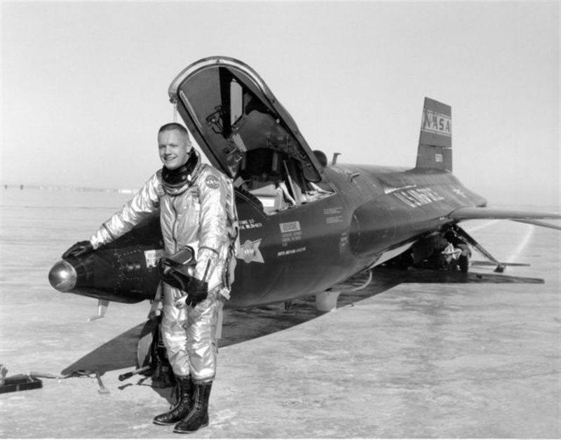 Πιλότος της Πολεμικής Αεροπορίας Αφού σπούδασε αεροναυπηγός, το 1955 μπήκε στην Εθνική Συμβουλευτική Επιτροπή Αεροναυτικής (NACA) τη μετέπειτα NASA και εξελίχθηκε σε έναν από τους καλύτερους