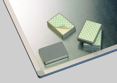 Marker für Flipchartpapier: Seite 221. Blockmagnet: selbstklebender Magnet für Aufhängung einer Weißwandtafel auf einem Metallwand eidner Mettaloberfläche.