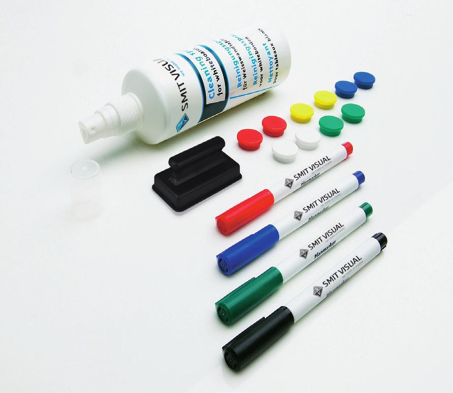 Zwei Sets mit Zubehör für alle Weißwandtafeln. Starterkit Universal: 4 Boardmarker, 1 magnetischer Penhal-ter, 10 Magneten, 1 magnetischer Filzwi-scher mit 10 Filze und 1 Reinigungsspray, 250 ml.