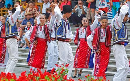 ΠΡΟΓΡΑΜΜΑ ΕΚΔΡΟΜΗΣ 1 η ημέρα, 11/04 Τρίτη: Χανιά Βουκουρέστι, συγκέντρωση στο αεροδρόμιο του Ηρακλείου (για την ώρα θα ενημερωθείτε από το τουριστικό σας γραφείο), μετά από 2:00 πτήσης πάνω από τα