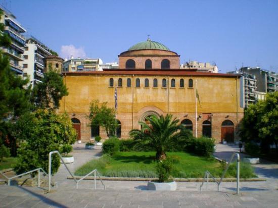 Ο ναός της του Θεού Σοφίας της Θεσσαλονίκης χτίστηκε τον 8ο αιώνα στη θέση μιας μεγάλης παλαιοχριστιανικής βασιλικής, που καταστράφηκε, πιθανόν από σεισμό, στις αρχές του 7ου αιώνα.