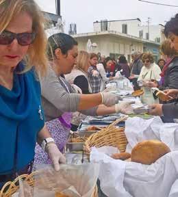 λουκουμάδες. Ο Άρης Σταύρου και οι Διαπασών ανέλαβαν τη μουσική διασκέδαση και για ένα τρίωρο έπαιξαν τραγούδια παραδοσιακά και λαϊκά σκορπίζοντας κέφι και καλή διάθεση στον κόσμο που γιόρταζε.