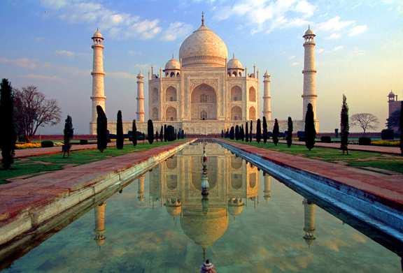 Taj Mahal Οι ακόλουθοι του Ινδουισµού, πίσω από την φαινοµενική ύπαρξη πολλαπλών κατώτερων θεοτήτων, αναγνωρίζουν σαν Πρωταρχική Αιτία µια και µοναδική Νοητική Οντότητα, την οποία ονοµάζουνε Μπράχµαν
