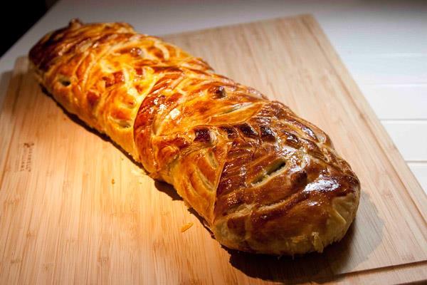 ΒΟΔΙΝΟ ΦΙΛΕΤΟ ΟΥΕΛΙΓΚΤΟΝ (Wellington) - Beef Wellington Υπάρχουν πολλές θεωρίες πίσω από την προέλευση του βοείου κρέατος Ουέλινγκτον. Το Beef Wellington είναι ένα πιάτο με ρίζες αγγλικές.