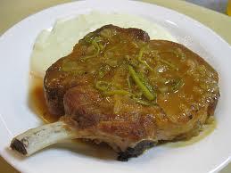 ΣΩΣ ΣΑΡΚΙΤΙΕΡ (Sauce Charcutiere) ΠΗΓΗ: http://gastronomion.blogspot.gr/2013/04/demi-glace.html Παρασκευή: Ψιλοκόβουμε κρεμμύδια και τα σοτάρουμε με βούτυρο.