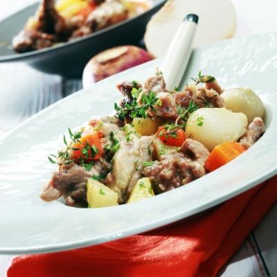 ΑΡΝΑΚΙ ΑΙΡΙΣ ΣΤΙΟΥ (irish stew) Στην παραδοσιακή ιρλανδική κουζίνα κεντρική θέση έχει το κρέας με διάφορα λαχανικά, όπως πατάτες, καρότα και γογγύλια, που ευδοκιμούν σε ψυχρά, υγρά κλίματα.