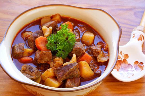 org/wiki/cordon_bleu_%28dish%29 ΓΚΟΥΛΑΣ (Gulyás) Το Gulyás είναι μια σούπα πολλή γνωστή σε όλο το κόσμο και το πιο διάσημο και συχνά μαγειρεμένο φαγητό στην Ουγγαρία.