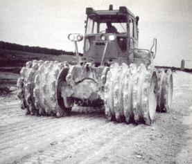 avea un singur rând de roţi sau două rânduri de roţi. Cele cu un singur rând de roţi sunt compactoare grele cu masa de 30...115 t, iar cele din a doua categorie au o masă de 8.