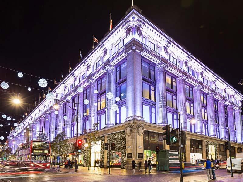 Selfridges, ιδρύθηκε από έναν Αμερικανό, τον Harry Selfridge από το Wisconsin, το 1909. Ο ίδιος ο Selfridge σχεδίασε το μεγαλοπρεπές κτίριο, σε μια έρημη τότε γωνία της Oxford Street.