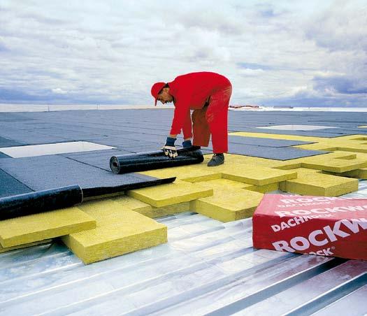 Roofrock OPTI Roofrock Dachrock RAVNE STREHE STANDARDNE STREŠNE PLOŠČE ROCKWOOL standardne plošče za ravno streho izpolnjujejo vse protipožarne in toplotne zahteve in jih je mogoče vgraditi v vse