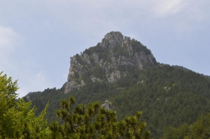 Αυτό το βουνό έχει κάτι το ανεξήγητο, το μαγικό. Το μονοπάτι ήταν μέσα στη φύση και γύρω μας όλα ήταν καταπρ άσινα και ανθισμέ να.