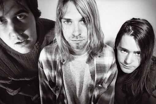 NIRVANA Στα τέλη της δεκαετίας του 80 οι Nirvana υπήρξαν πρωτοπόροι του grunge, δηλαδή του rock στυλ που πάντρεψε το punk με το heavy metal.