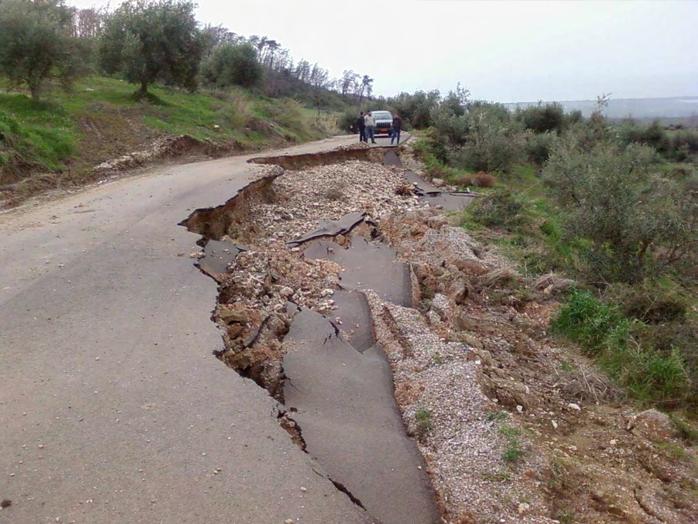 επιχώµατος).