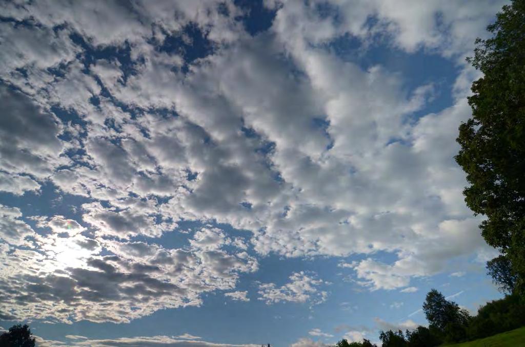 Στρωματομελανίες (Nimbostratus): Στρώματα τα οποία αποτελούνται από πυκνά νέφη που ο ήλιος δεν ξεχωρίζει. Χρωματικά είναι γκρίζα και πολύ σκοτεινά σε σύγκριση με άλλα είδη νεφών.