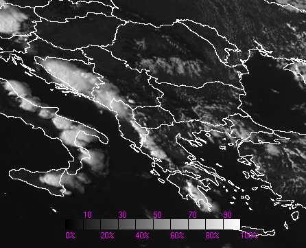 Με λευκούς τόνους παρατηρείται µια νέα γραµµή καταιγιδοφόρων νεφών να πλησιάζει την περιοχή των αλκανίων η οποία προηγείται ενός ψυχρού µετώπου που