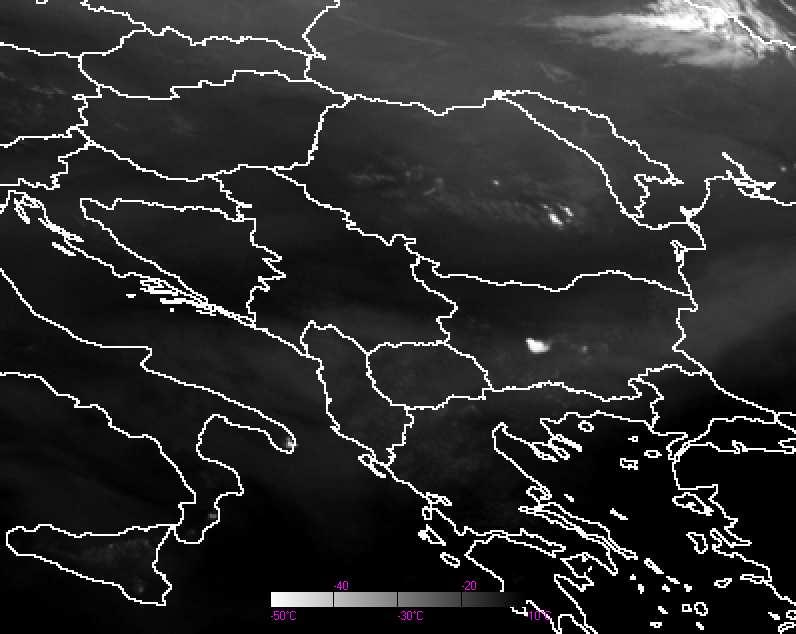 Με κόκκινα βέλη διακρίνονται τα νέφη ρηχής ανωµεταφοράς στις ορεινές περιοχές της Ρουµανίας και της Ελλάδας που ταυτόχρονα δεν