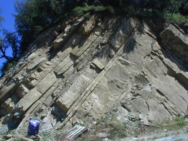 Ολίσθηση πάνω σε προϋπάρχουσα ασυνέχεια Την ευστάθεια του πρανούς θα καθορίσει η αντοχή των ασυνεχειών.