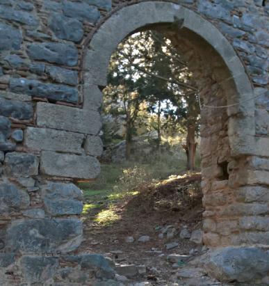 Με τι τρόπο είχαν ενισχύσει την ασφάλεια της Πύλης, ώστε να είναι απόρθητη; ------- ------ Ο Πύργος δίπλα στην Πύλη Τι σχήμα είχε και πώς γινόταν η πρόσβασή του σε αυτόν;