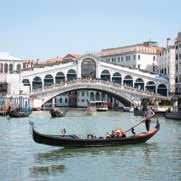 Η λιμνοθάλασσα της Βενετίας με τα γραφικά κανάλια, τα 8 νησιά ενωμένα με γεφυρούλες και τα αμέτρητα παλάτια της, μαγεύει το βλέμμα και θυμίζει περιπλάνηση σε παραμύθι.