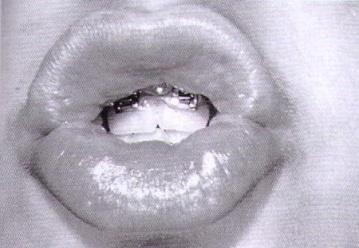 Μετά, τα κλειστά χείλη τα τεντώνει πολύ πλατιά. Τα χείλη πρέπει να διατηρούνται για μικρό Εικόνα 4.12.