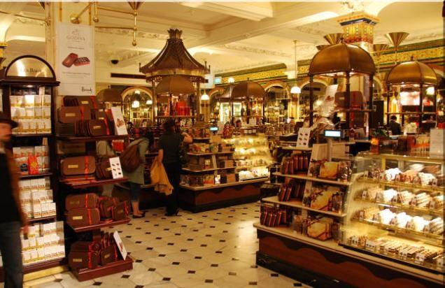 Λονδίνο: Στα Harrods έχετε την ευκαιρία στο Chocolate Bar έχετε την ευκαιρία να γευτείτε πραλίνες και οποία άλλη σοκολατένια λιχουδιά θέλετε.