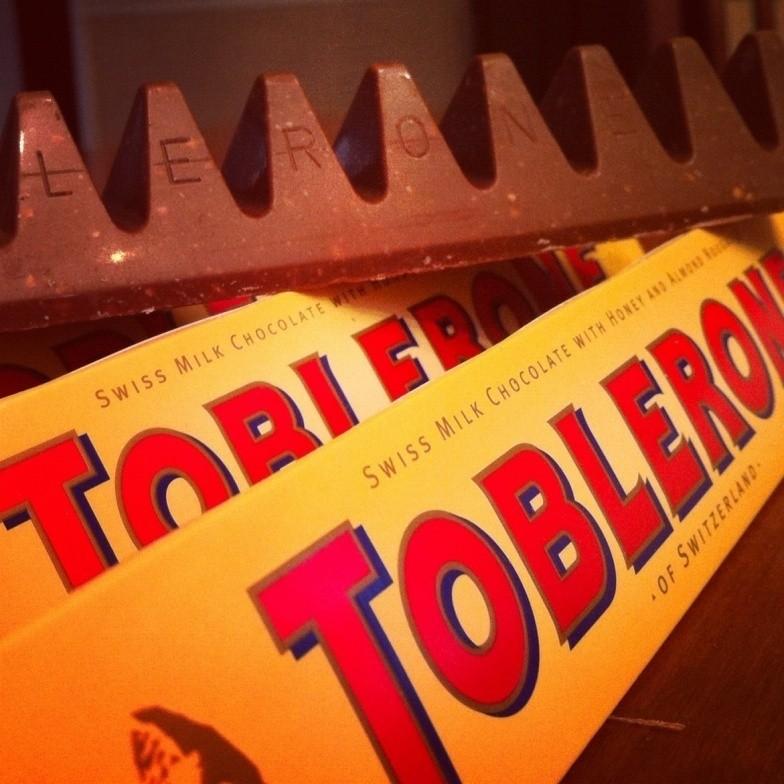Toblerone Toblerone ονομάζεται μια ιδιαίτερα γνωστή μάρκα ελβετικής σοκολάτας. Το σχήμα των κομματιών της είναι πρισματικό.παρασκευάζεται από την εταιρεία Kraft Foods.