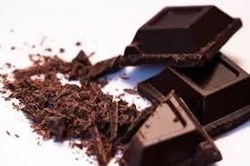 Κουβερτούρα Η διαφορά ανάμεσα στην κουβερτούρα και την κοινή σοκολάτα, έγκειται στην περιεκτικότητα σε λιπαρές ουσίες, δηλαδή σε βούτυρο κακάο, που στην κουβερτούρα είναι πολύ πιο υψηλή.
