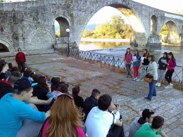 Βρίσκεται σε απόσταση ενός χιλιομέτρου νότια της Άρτας. Είναι λιθόκτιστο και γεφυρώνει τον Άραχθο ποταμό. Αποτελείται από τέσσερα άνισα τόξα και πολλές ψευτοκαμάρες.