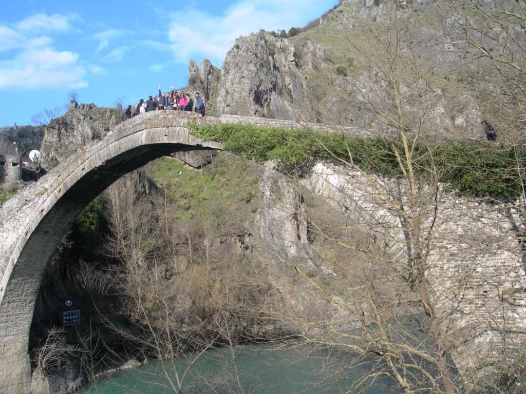 Γεφύρι της Κόνιτσας Για να επιτευχθούν οι στόχοι του περιβαλλοντικού μας προγράμματος πραγματοποιήσαμε μια 4ημερη εκδρομή στην Άρτα και στα Ζαγοροχώρια, με στόχο τη βιωματική γνωριμία των πέτρινων