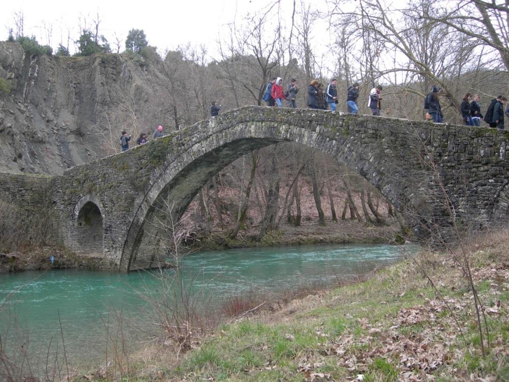 Το γεφύρι του Καμπέρ-Αγά Γεφύρια της Ηπείρου Πρόγραμμα Περιβαλλοντικής Εκπαίδευσης Είναι ένα μονότοξο πέτρινο γεφύρι, στη συμβολή των ποταμών Βάρδα