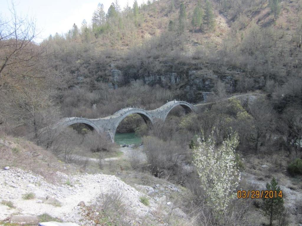 Γέφυρα του Πλακίδα ή Καλογερικό Πρόκειται για ένα τρίτοξο γεφύρι που χτίστηκε το 1814 και βρίσκεται κοντά στα χωριά Κήποι και Κουκούλι του Κεντρικού Ζαγορίου.