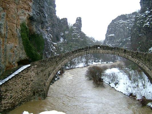 και σε πολλά σημεία του το βάθος ξεπερνάει τα 1.000 μέτρα. Ο παραπόταμος του Αώου, Βοϊδομάτης, που το διατρέχει, έχει νερό μόνο εποχιακά.