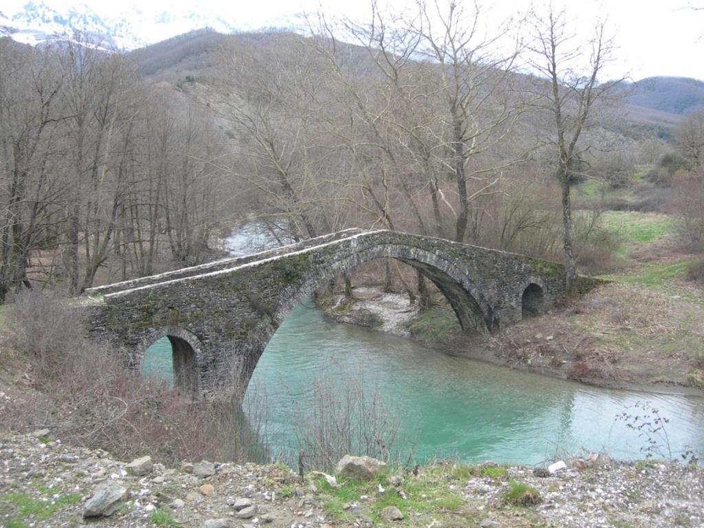 Φτιαγμένα με περισσή δεξιοτεχνία από αριστοτέχνες Ηπειρώτες, μάστορες της πέτρας.