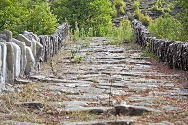 Ανάμεσα στα δύο μεγάλα τόξα προς την ανατολική πλευρά σώζεται χαραγμένη στον τοίχο επιγραφή γραμμένη «ΑΝΗΓΕΡΘΗ ΗΣ ΤΟΥΣ ΕΤΟΣ 1748 ΙΟΥΝΙΟΥ».