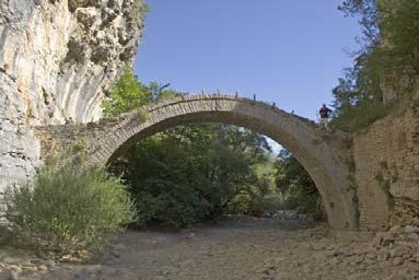 40μ ενώ τα ύψη τους είναι αντίστοιχα 3.65μ, 6.10μ και 5μ.