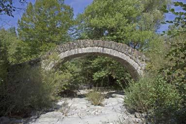 αρκάδες (όρθιες μεγάλες πέτρες, τα στηθαία του γεφυριού).