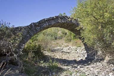 Χρονολογία 1806 Μορφή Γεφύρι Αρκούδα Σκούρτη, 1 χλμ έξω από το χωριό Ξηροπόταμος Μονότοξο, διακρίνονται τα οδοντωτά περβάζια Μέγεθος