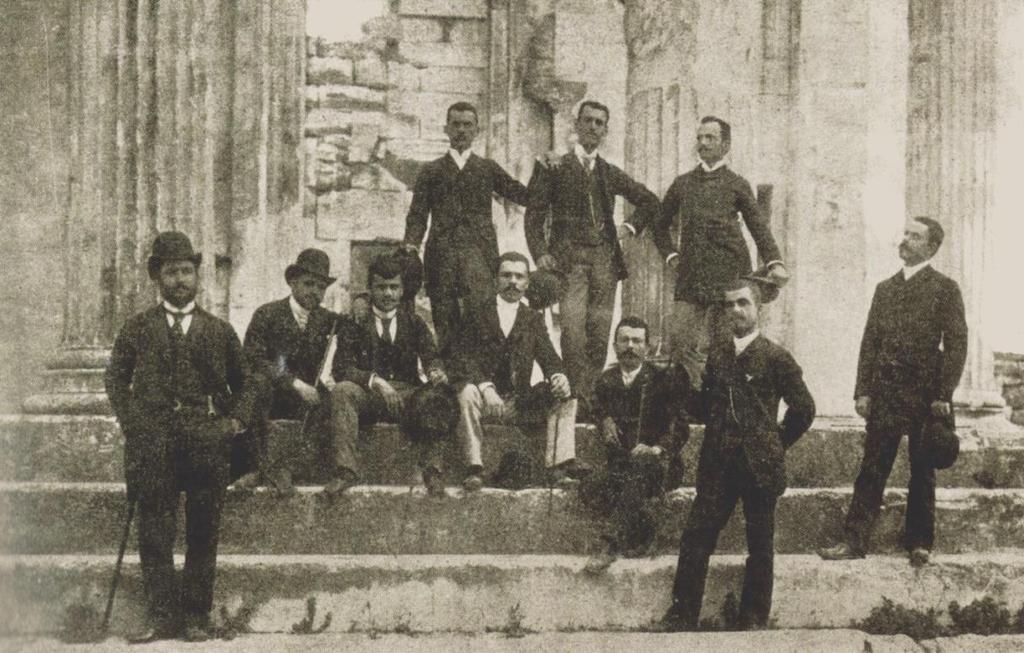 Τότε και τώρα. Πάνω: 10 από τους 13 πρώτους φοιτητές της Σχολής που αποφοίτησαν το 1890.