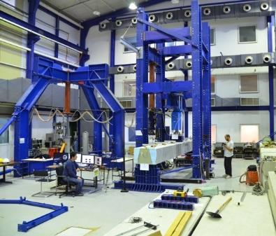 Εργαστήριο Μεταλλικών Κατασκευών Εξοπλισμός: 3 Πλαίσια δοκιμών Επενεργητές (actuators) 500 kn, 300 kn και 20 kn Έμβολα μονής και διπλής ενέργειας Υδραυλικές αντλίες Μηχανή δοκιμών επίπεδων
