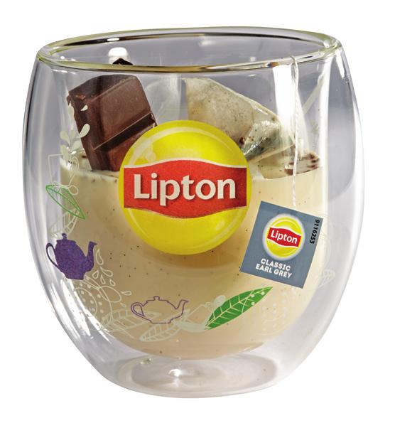 Σουρώνουμε σε κούπα Lipton, την οποία έχουμε ψεκάσει με το σπρέι ροδόνερου. Γαρνίρουμε με φύλλα ανανά και καλαμάκια.