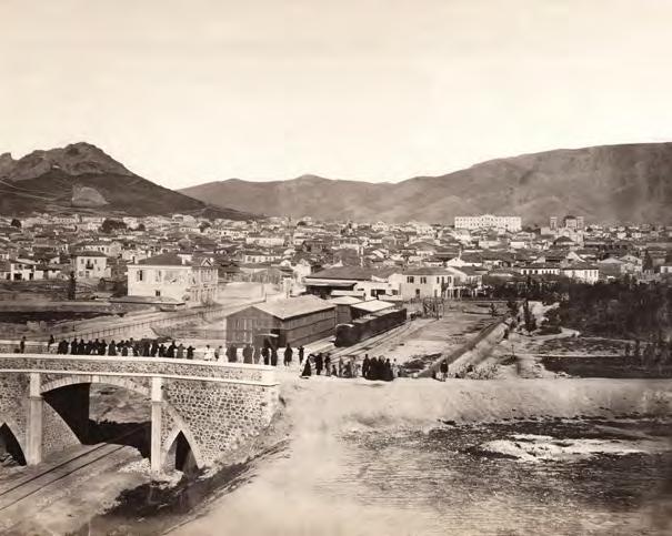 στο σταθμό του Θησείου Athenians watch the arrival of the