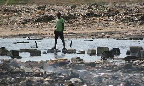 Το πρόβληµα της ανακύκλωσης των ηλεκτρονικών συσκευών Τα ηλεκτρονικά απόβλητα τις Ευρώπης καταλήγουν στην Αφρική.
