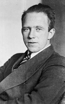 Κάτω σειρά από τα αριστερά: Werner Heisenberg, Pierre