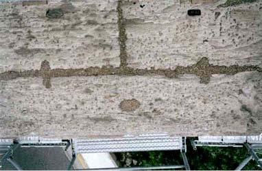 Εικόνα 2.10: Πύλη Αδριανού. Ισχυρά τσιμεντοκονιάματα επικαλύπτουν σιδηρά συνδετήρια και σφραγίζουν αρμούς και κενά (Παπασταματίου, 2009).