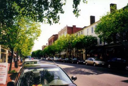 Εικόνα 10 : Στο δρόμο Fredericksburg, της περιοχής Virginia της Αμερικής, η αναλογία μεταξύ κτιρίων και δρόμου που τα χωρίζει είναι 1:3, δηλαδή τα κτίρια απέχουν απ τα απέναντι κτίρια 3 φορές το