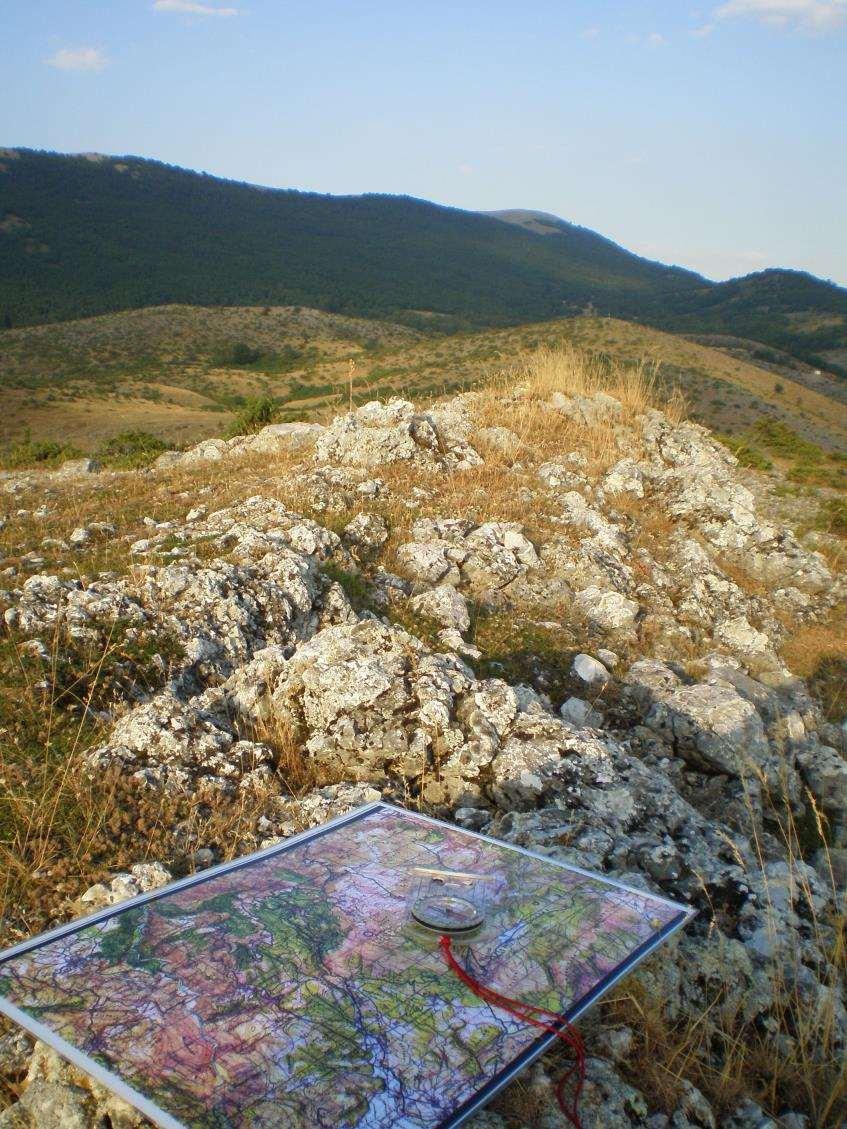 Ο τριγωνισμός Είναι η διαδικασία που μας επιτρέπει να καθορίσουμε τη θέση μας πάνω στο έδαφος σε περίπτωση που λείπουν διακριτά αντικείμενα και ευπροσδιόριστα σημεία επανεύρεσης.