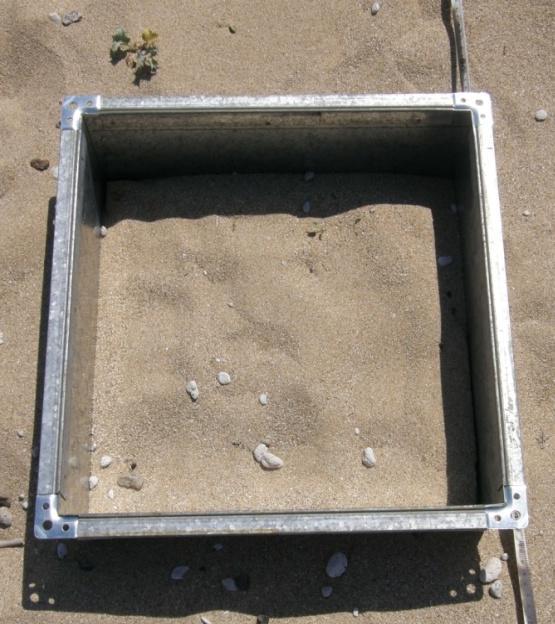 Μετά τη συλλογή του δείγματος από την επιφάνεια της άμμου απομακρυνόταν το πλαίσιο και στη θέση του τοποθετούταν το παραλληλεπίπεδο, το οποίο πιεζόταν μέσα στο υπόστρωμα έως το βάθος των 10cm.